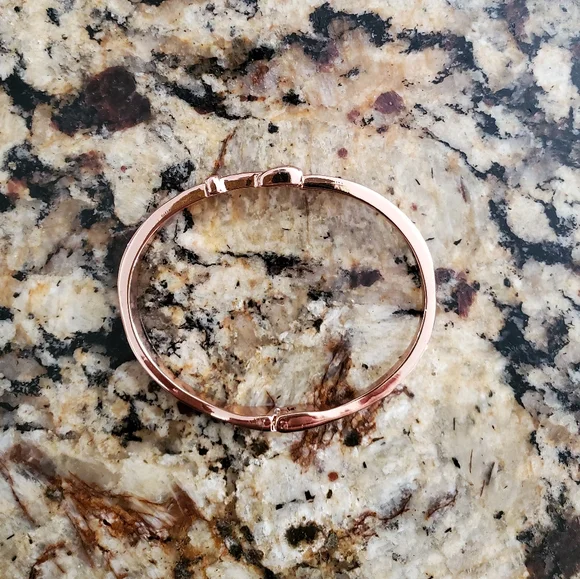 Rose gold crystal buckle bracelet - Picture 3 of 5